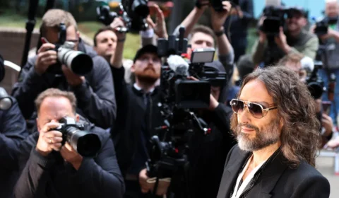 Russell Brand começa a ser julgado por crimes sexuais contra seis mulheres