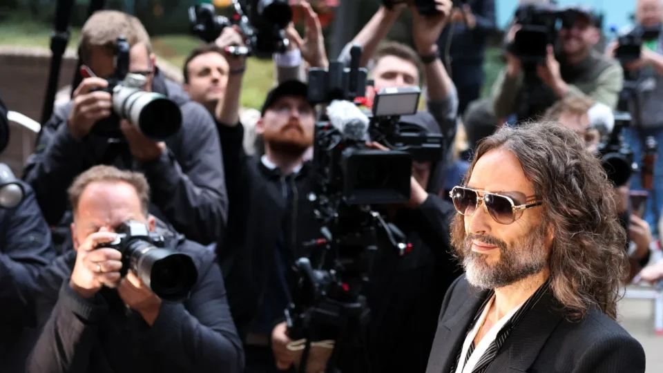 Russell Brand começa a ser julgado por crimes sexuais contra seis mulheres