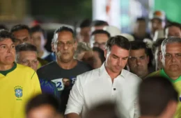Derrota na eleição encerra sequência de 24 anos de Flávio Bolsonaro em cargos públicos
