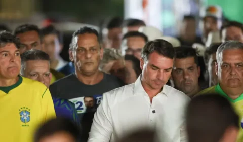 Derrota na eleição encerra sequência de 24 anos de Flávio Bolsonaro em cargos públicos