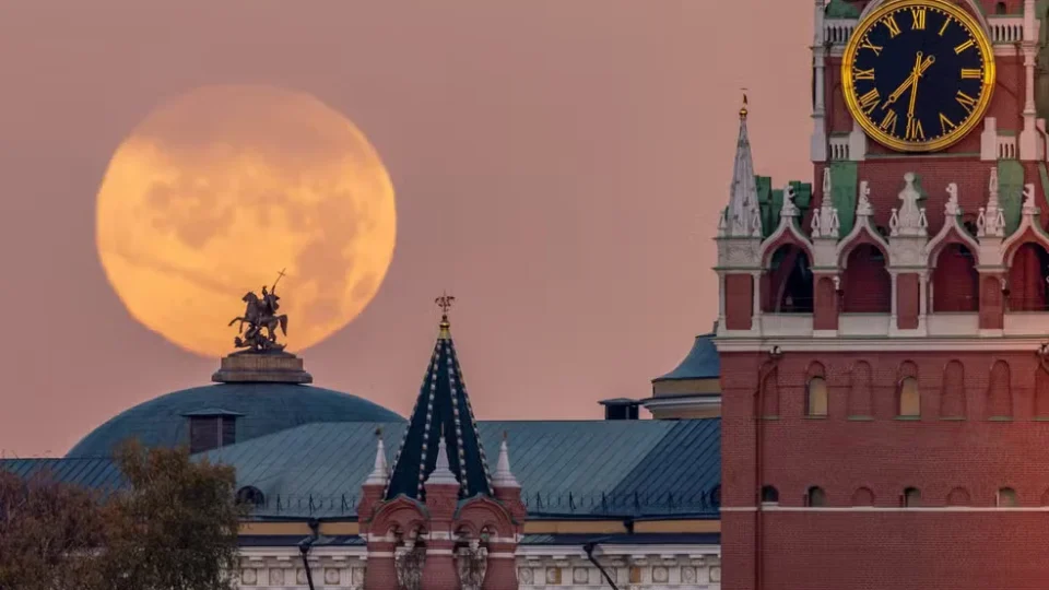Lua do Caçador ilumina céu de vários países; veja fotos do fenômeno
