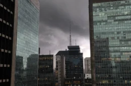 Temporal atinge São Paulo e Defesa Civil emite alerta severo