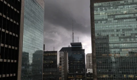 Temporal atinge São Paulo e Defesa Civil emite alerta severo
