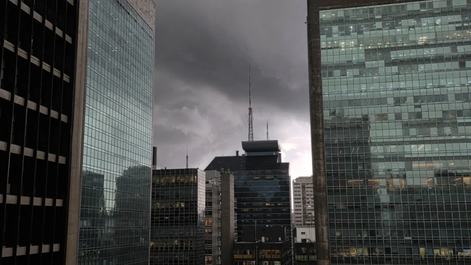 Temporal atinge São Paulo e Defesa Civil emite alerta severo
