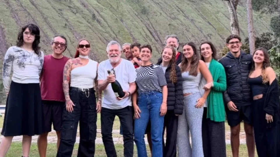 José de Abreu reúne esposa, filhos e netos em foto rara da família no Rio