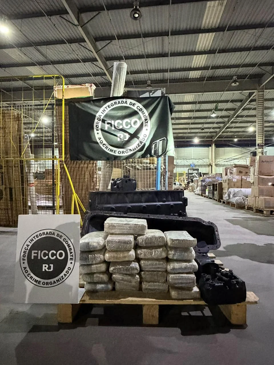 Homem é preso com 22 kg de maconha escondidos dentro de motor de caminhão em transportadora de Cordovil, na Zona Norte do Rio.