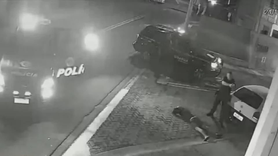 Carro invade residência durante fuga de motorista sem habilitação em Hortolândia