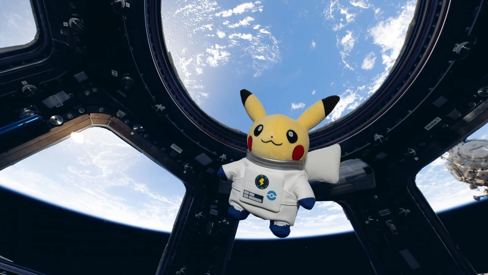 Imagem ilustrativa sobre World Space Week 2026 tem Astronauta Pikachu como mascote e Halloween no Kennedy Space Center