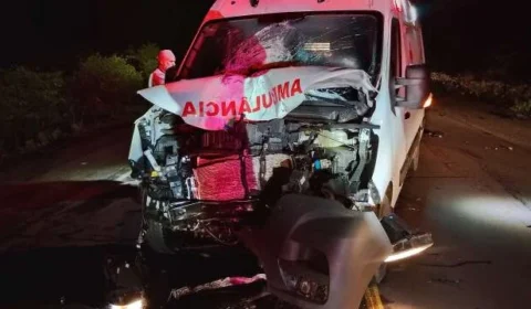 Motociclista morre ao colidir de frente com ambulância em MS