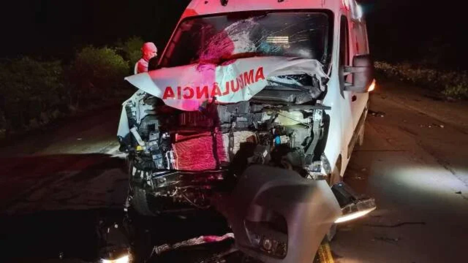 Motociclista morre ao colidir de frente com ambulância em MS