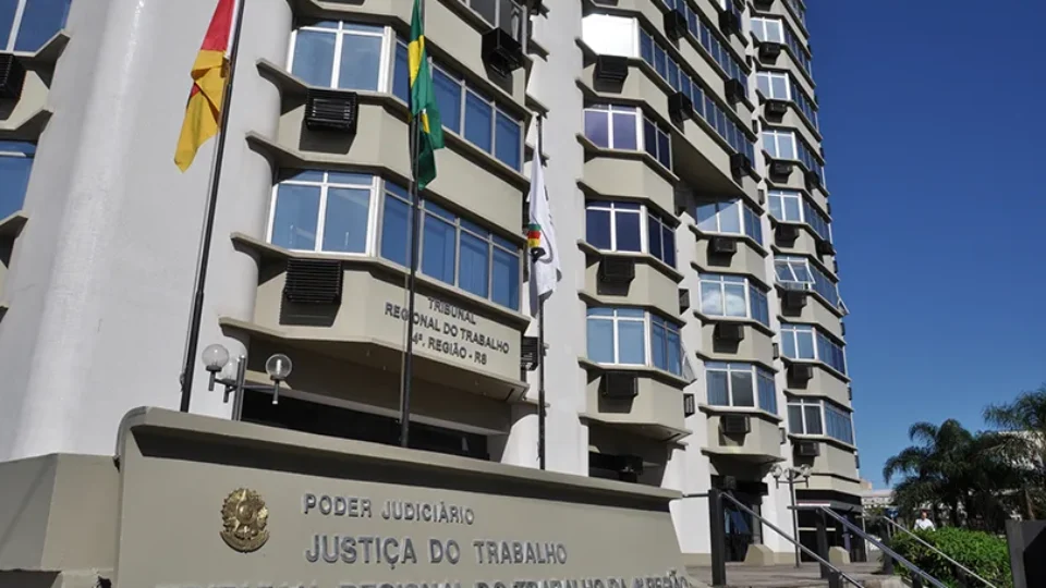 TRT4 publica edital de concurso com salários de até R$ 18,3 mil