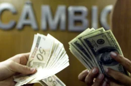 Dólar desaba mais de 4% e cai abaixo de R$ 5 após resultado do 1º turno