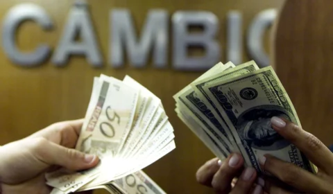 Dólar desaba mais de 4% e cai abaixo de R$ 5 após resultado do 1º turno