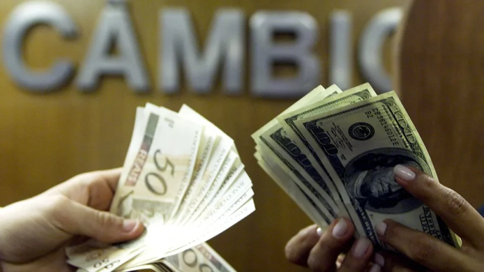 Dólar desaba mais de 4% e cai abaixo de R$ 5 após resultado do 1º turno