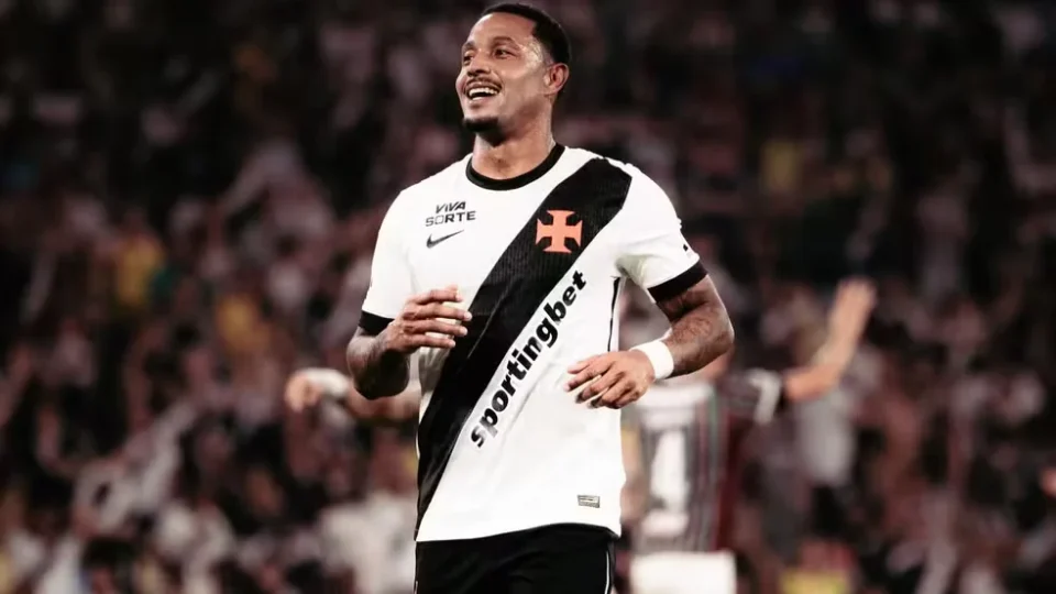 David, do Vasco, entrega passaporte à polícia após denúncia por ligação com tráfico