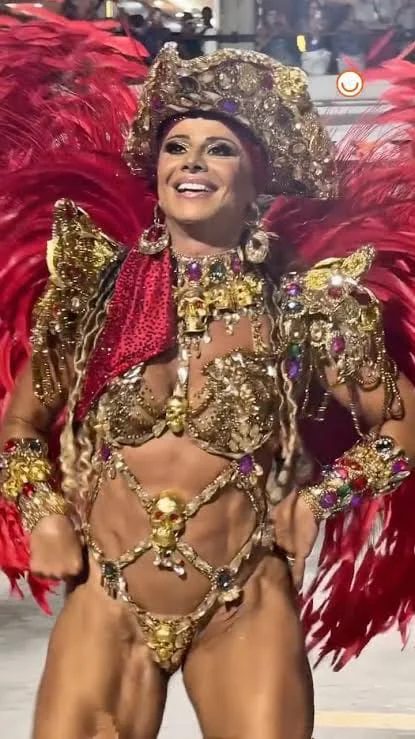 Na noite de sábado, os registros compartilhados pelo casal mostraram a união entre a vida pessoal e a paixão pelo Carnaval. A declaração de Guilherme foi um dos momentos destacados nas publicações.