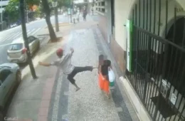 Câmera flagra homem dando ‘voadora’ em mulher no Centro de Belo Horizonte