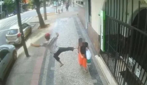 Câmera flagra homem dando ‘voadora’ em mulher no Centro de Belo Horizonte