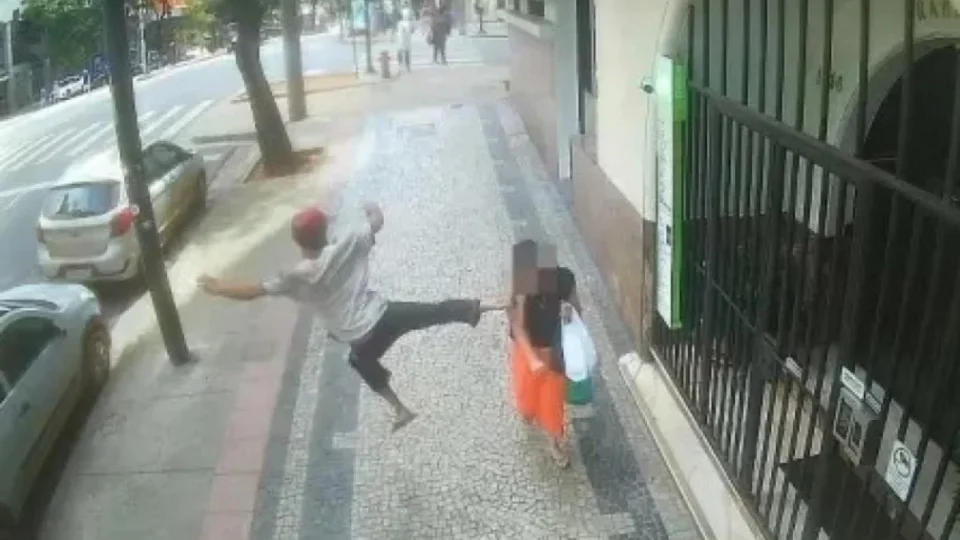 Câmera flagra homem dando ‘voadora’ em mulher no Centro de Belo Horizonte