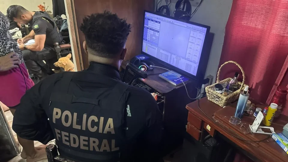 PF faz operação contra suspeito de armazenar e compartilhar imagens de abuso sexual infantil na Baixada