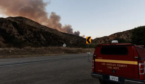 Homem de 70 anos é acusado de provocar incêndio florestal que queimou 424 hectares nos EUA