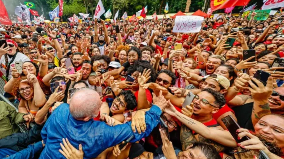 Lula diz que povo organizou atos e reúne apoiadores na Paulista antes do 2º turno