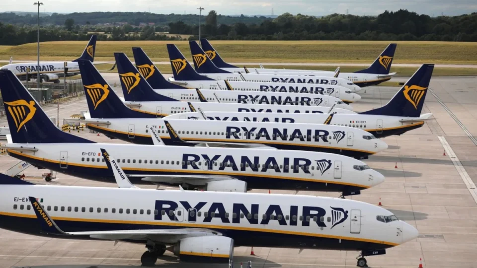 Passagens aéreas na Europa podem subir até 20% em 2027, prevê Ryanair