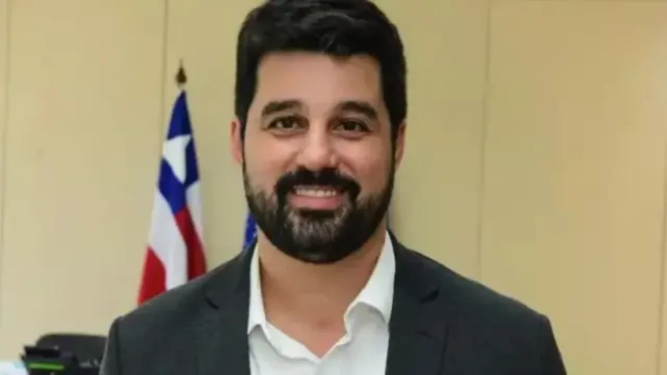 Secretário de Salvador está na França enquanto Justiça Eleitoral ordena sua prisão
