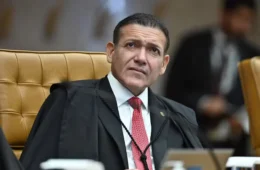Nunes Marques reúne campanhas de Lula e Flávio após decisões conflitantes sobre canal pró-PT