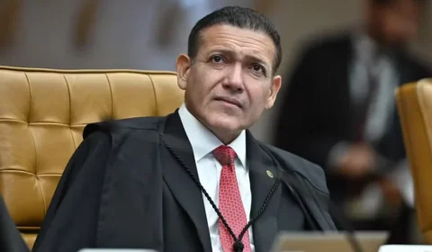 Nunes Marques reúne campanhas de Lula e Flávio após decisões conflitantes sobre canal pró-PT
