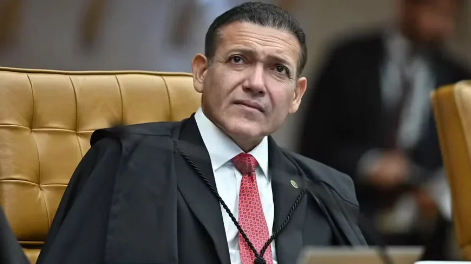 Nunes Marques reúne campanhas de Lula e Flávio após decisões conflitantes sobre canal pró-PT
