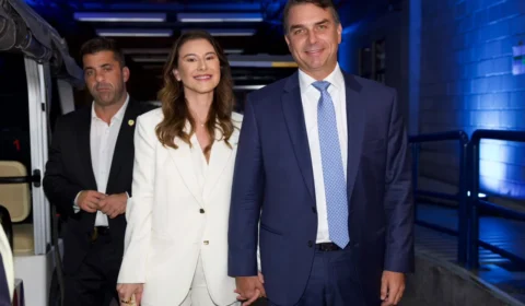 Flávio Bolsonaro chega à Globo para último debate com Lula antes do 2º turno