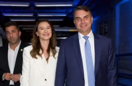 Flávio Bolsonaro chega à Globo para último debate com Lula antes do 2º turno