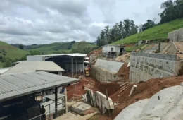 Dois trabalhadores morrem soterrados após deslizamento de terra em obra em Minas Gerais