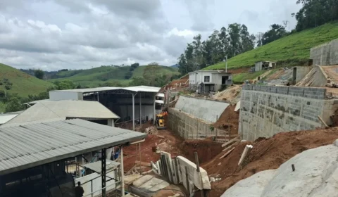 Dois trabalhadores morrem soterrados após deslizamento de terra em obra em Minas Gerais