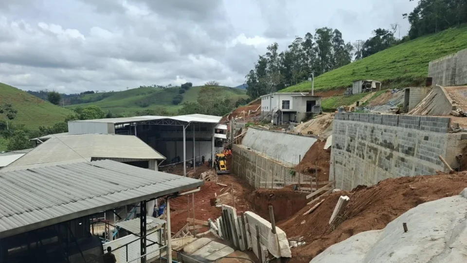 Dois trabalhadores morrem soterrados após deslizamento de terra em obra em Minas Gerais