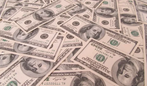 Dólar agora sobe a R$ 5,04 com tensão das eleições de 2026