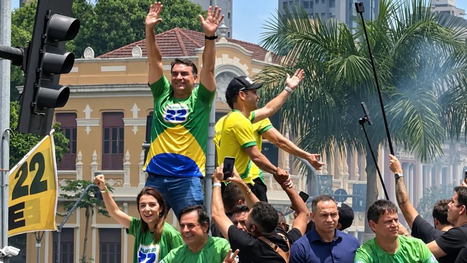 Flávio Bolsonaro critica Lula em ato em BH e pede fim da corrupção: ‘Chega de ladroagem’