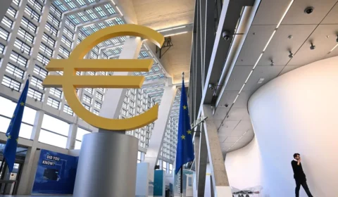 Euro despenca mais de 4% ante o real após 1º turno e crise fiscal na França