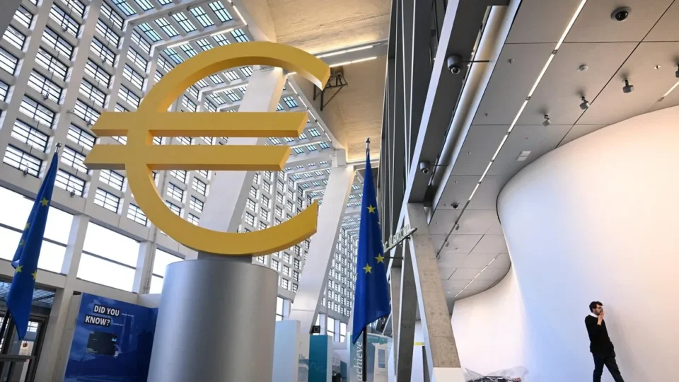 Euro despenca mais de 4% ante o real após 1º turno e crise fiscal na França