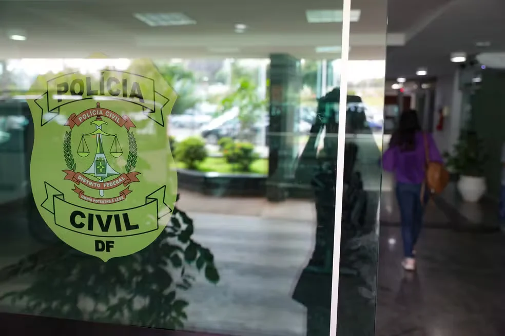 Ex-policial militar de 46 anos foi preso no DF suspeito de agredir a companheira com deficiência intelectual e ameaçar a mãe dela, de 83 anos.