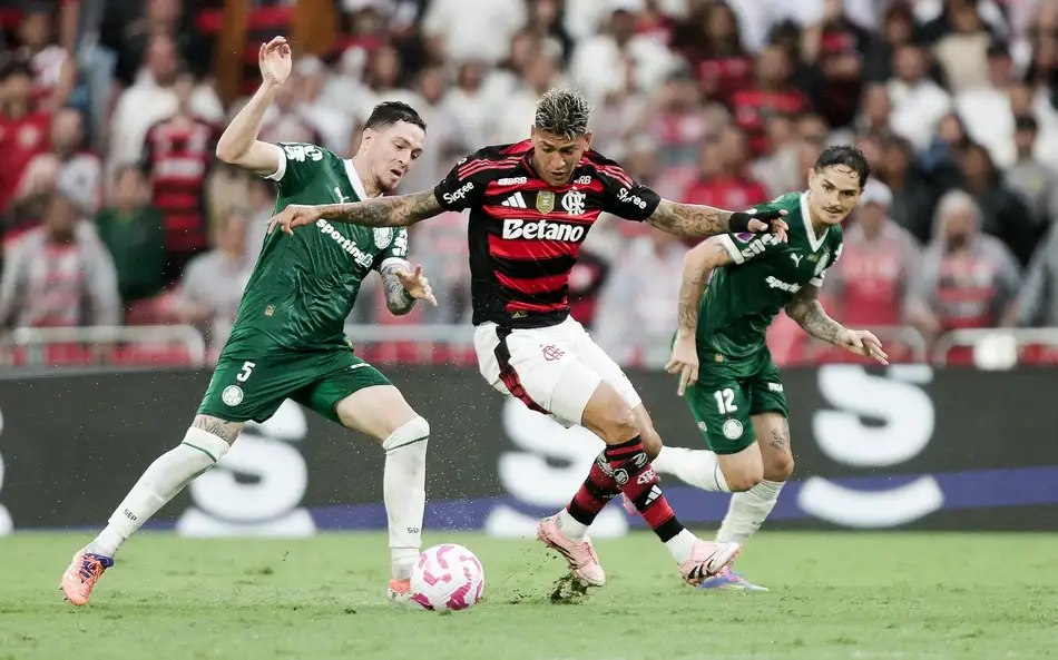 Na briga pelo título, Flamengo e Palmeiras seguem separados por uma pequena diferença de pontos. O clube carioca liderava a competição após a 31ª rodada, enquanto a equipe paulista aparecia logo atrás.