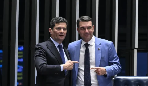 Moro elogia Flávio após debate com Lula e o chama de “próximo presidente”