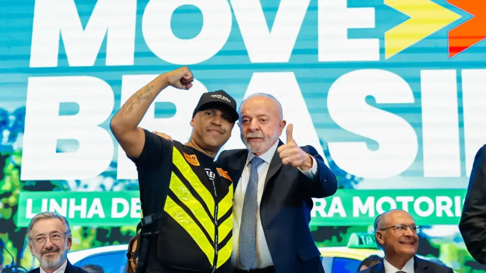 MTST organiza motociata pró-Lula em São Paulo após encontro de Flávio Bolsonaro com motoboys