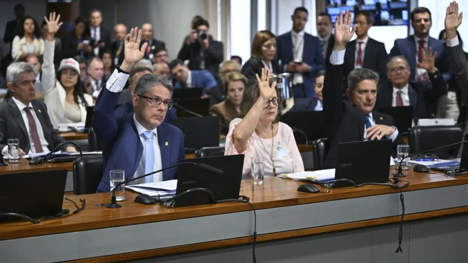 Comissão do Senado aprova PEC da Segurança; texto segue ao plenário