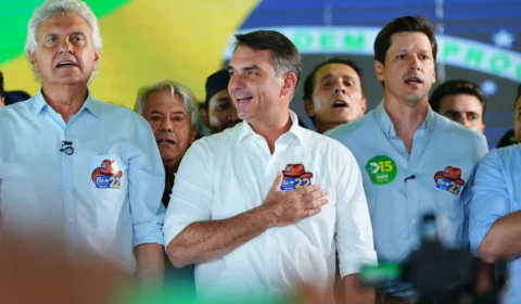 Flávio Bolsonaro detalha plano de PECs para Judiciário, maioridade penal e fim da reeleição