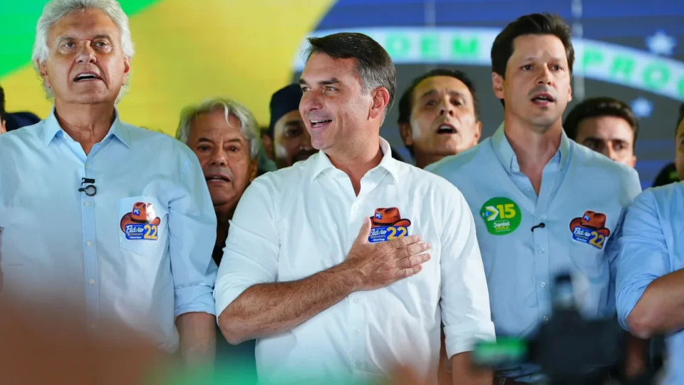 Flávio Bolsonaro detalha plano de PECs para Judiciário, maioridade penal e fim da reeleição