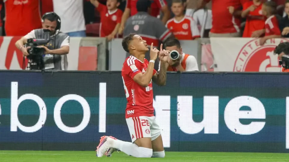 Gol relâmpago! Vitinho marca em 42 segundos e bate recorde no Brasileirão 2026 contra Corinthians