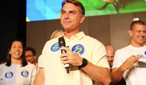 Flávio Bolsonaro chama Juliette de ‘mentirosa” e cobra apoio de artistas