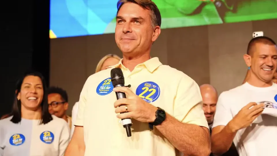 Flávio Bolsonaro chama Juliette de ‘mentirosa” e cobra apoio de artistas